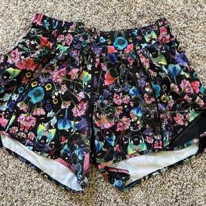 Lululemon Hotty Hot 4 in lined